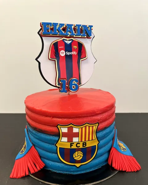 Tarta del Barça con camiseta y el 16