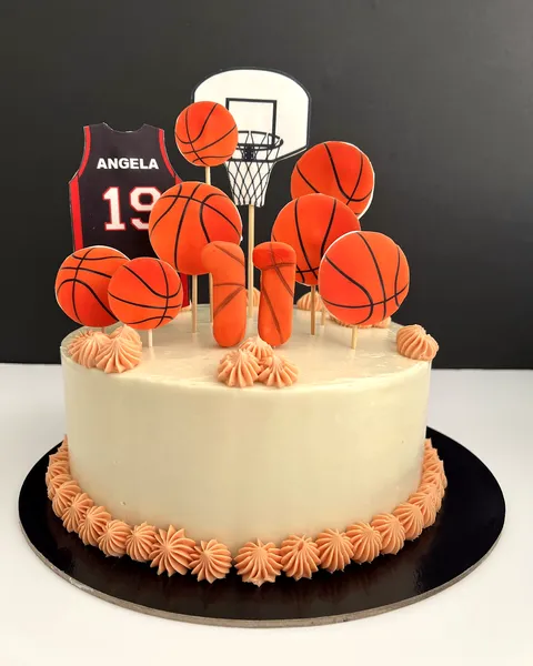 Tarta de baloncesto con balones