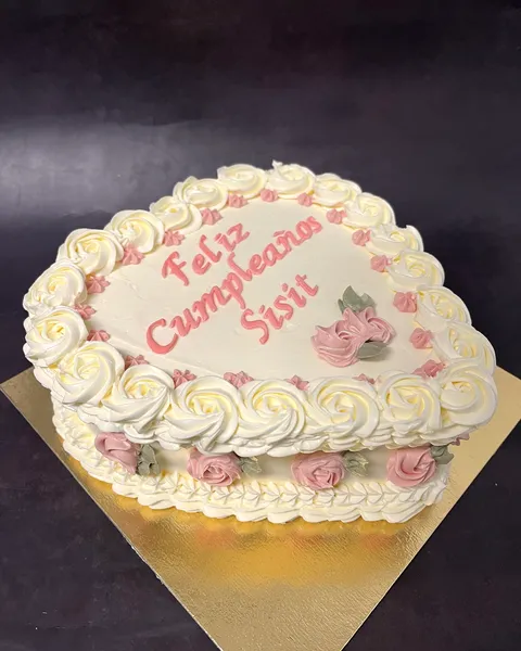 Tarta de corazón con rosas de crema