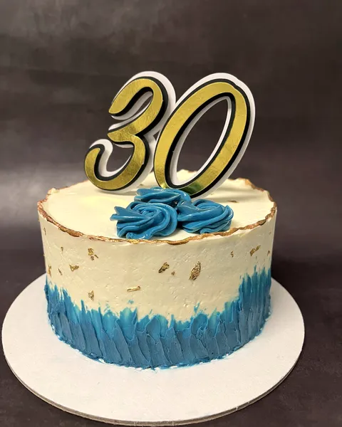 Tarta con el 30 en azul y dorado