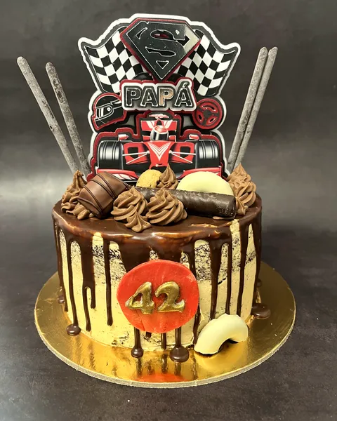 Tarta de chocolate con goteo y el 42