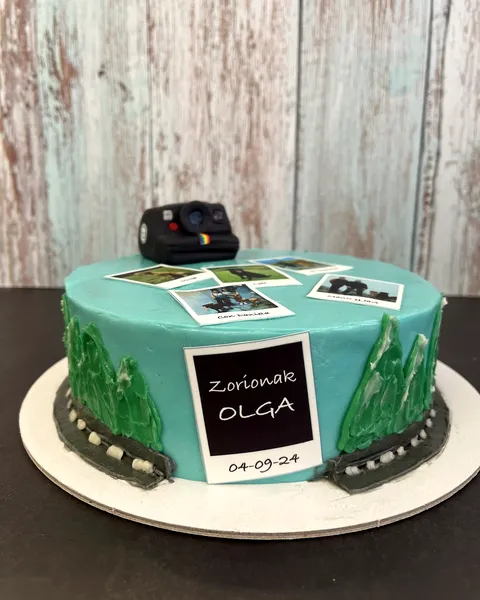Tarta con fotos y cámara Polaroid