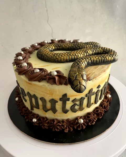 Tarta «Reputation» con serpiente