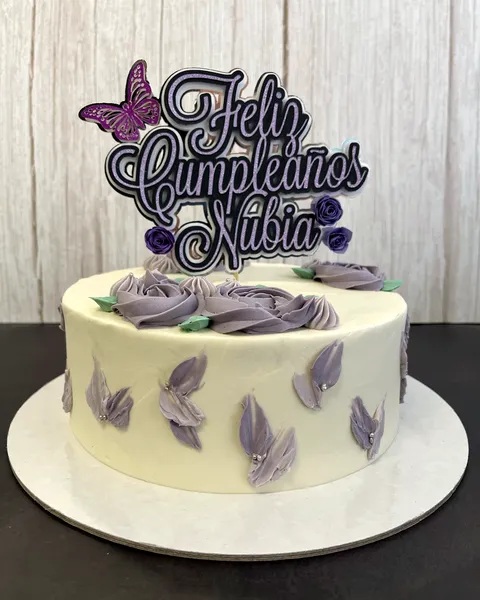 Tarta con flores lilas y topper de cumpleaños