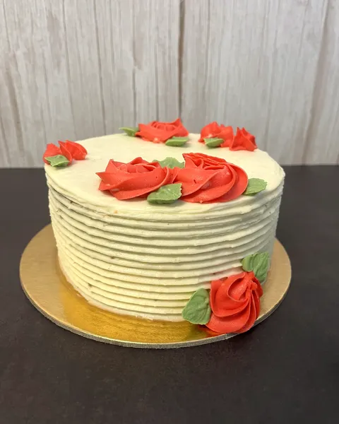 Tarta rayada con rosas rojas