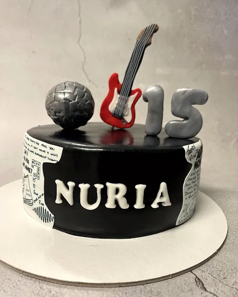 Tarta rockera con guitarra y el 15