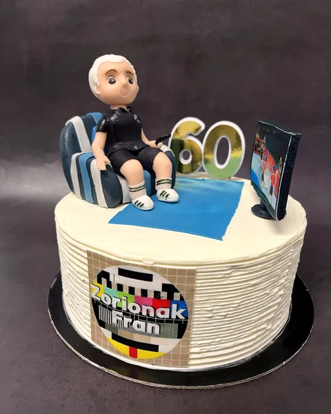 Tarta con figura en sillón y el 60