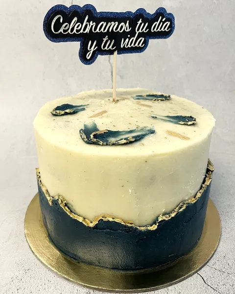 Tarta blanca y azul con pan de oro