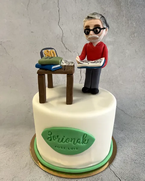 Tarta con figura en su escritorio