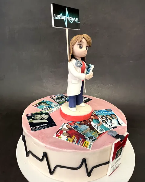 Tarta de Urgencias con figura de doctora