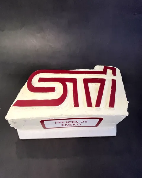 Tarta con el logo STI de Subaru