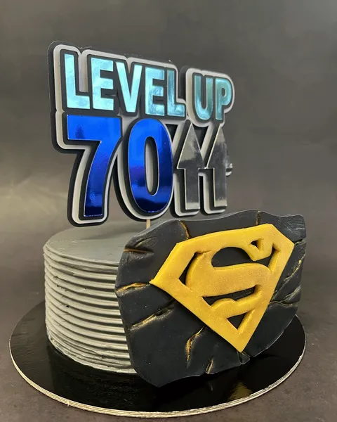 Tarta de Superman «Level Up» con el 70