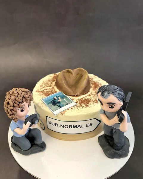 Tarta con figuras de fotógrafo y periodista