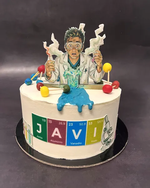 Tarta de científico con tabla periódica