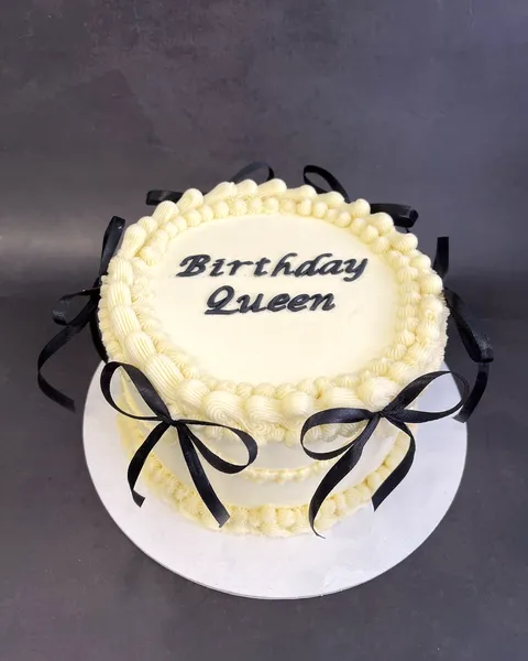 Tarta «Birthday Queen» con lazos negros