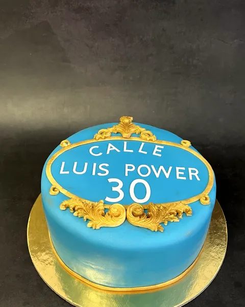 Tarta azul y dorada con placa de calle y el 30