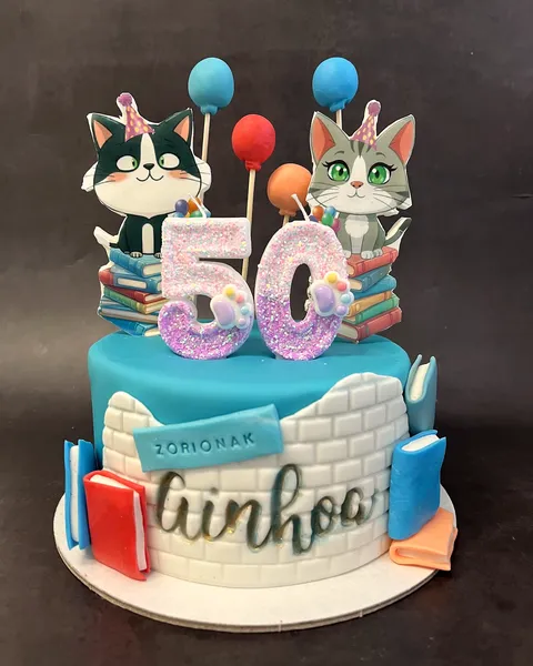 Tarta de gatitos con libros y el 50