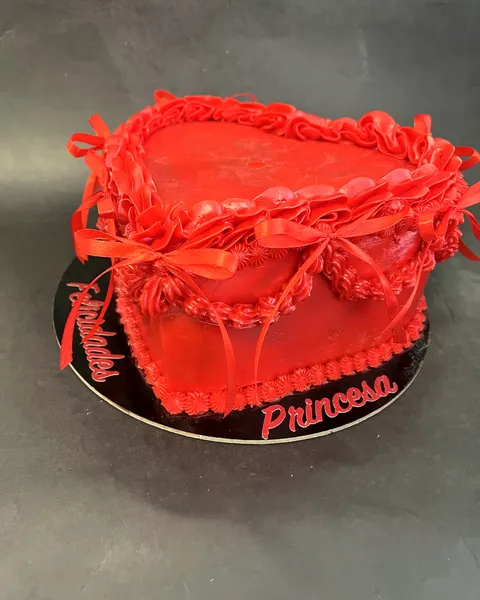 Tarta de corazón roja con volantes