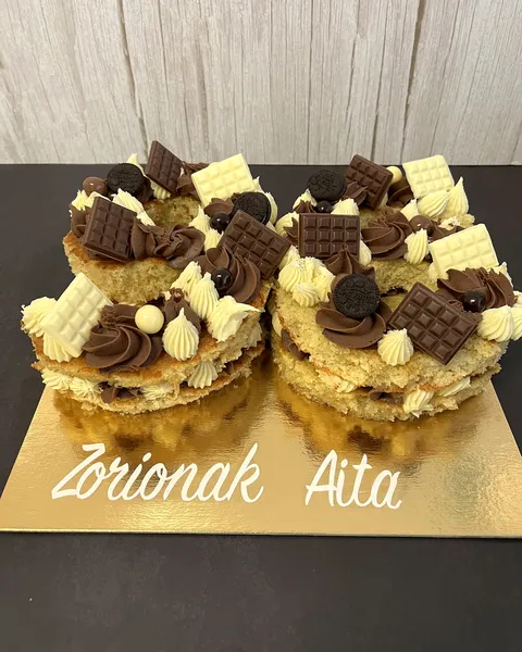 Tarta de números con chocolates y galletas