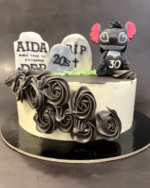 Tarta «RIP 20s» con Stitch y el 30