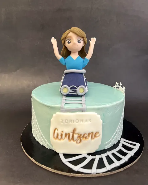 Tarta con figura en montaña rusa