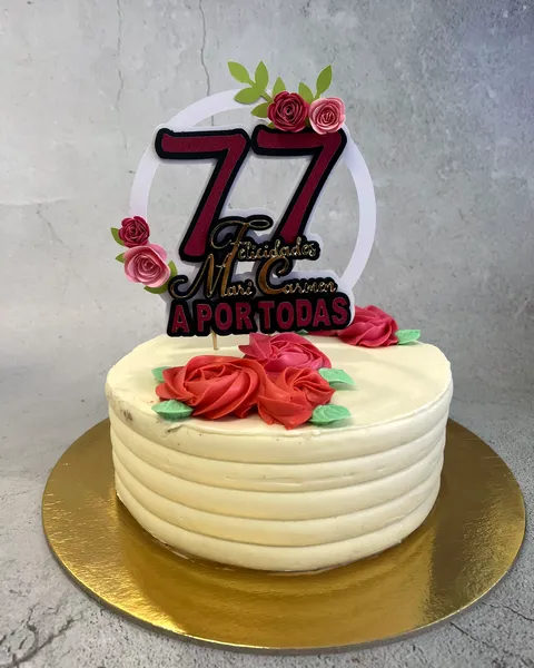 Tarta de 77 con rosas