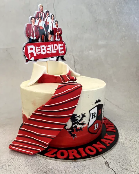 Tarta de Rebelde con corbata