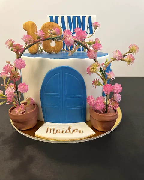 Tarta de Mamma Mia con el 18 dorado