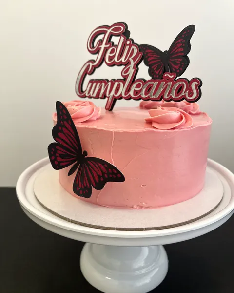 Tarta rosa con mariposas