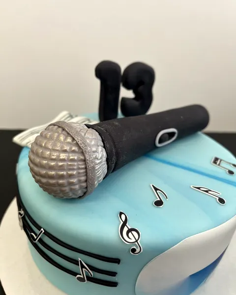 Tarta con micrófono y el 13