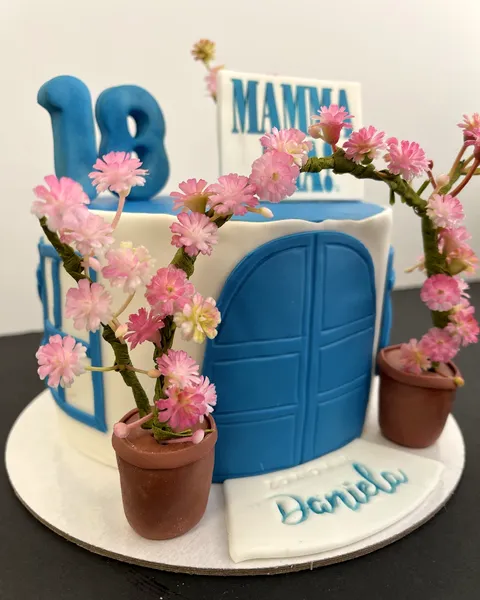 Tarta de Mamma Mia con el 18 azul