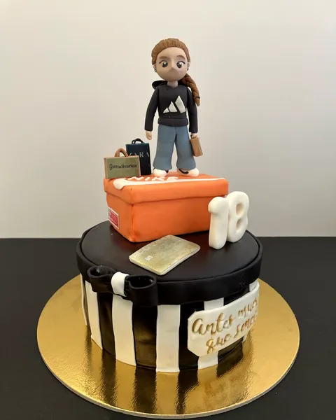 Tarta de dos pisos con figura y el 18