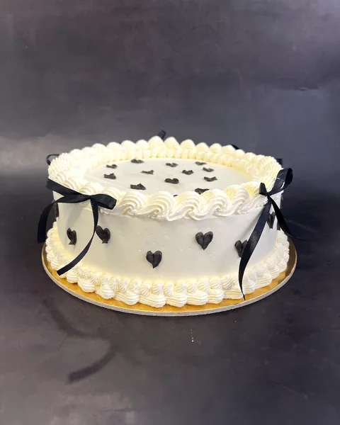 Tarta vintage con corazones negros y lazos
