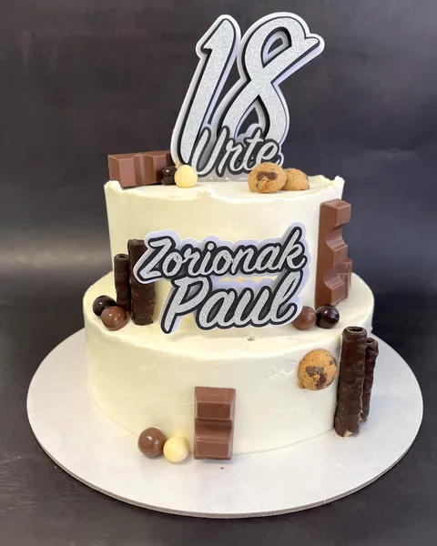 Tarta de dos pisos con chocolates y el 18