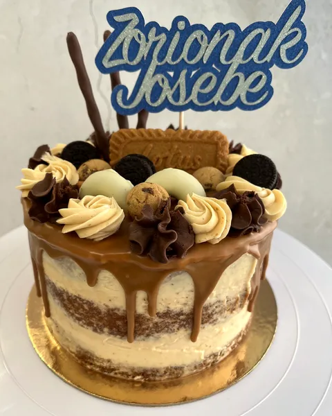 Tarta semidesnuda con goteo