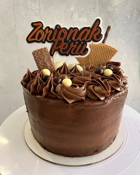 Tarta de chocolate con barquillos