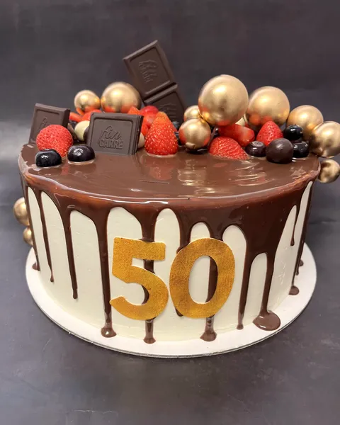 Tarta con goteo y el 50