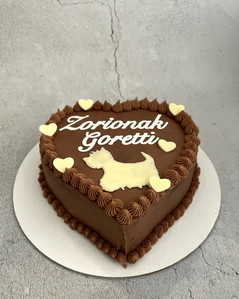 Tarta de corazón de chocolate con perrito
