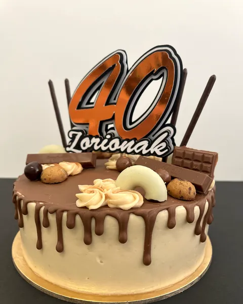 Tarta de goteo de chocolate con el 40