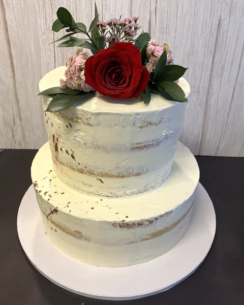 Tarta semidesnuda con rosa