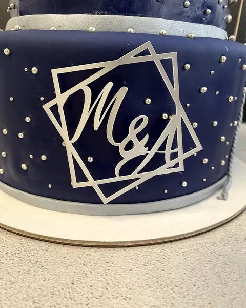 Tarta de boda azul marino con iniciales