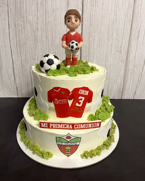 Tarta de comunión futbolera de dos pisos