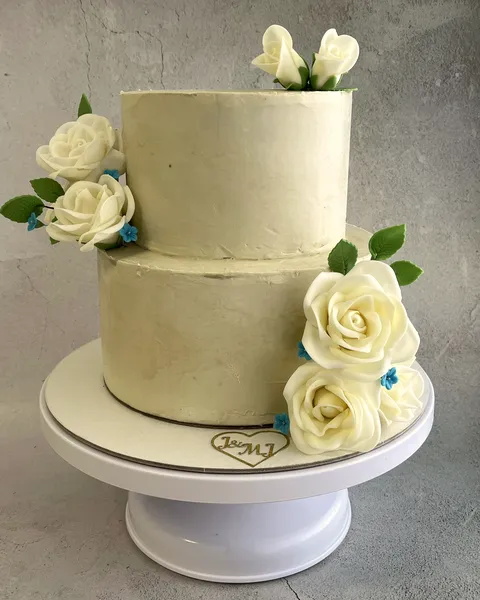 Tarta de dos pisos con rosas blancas