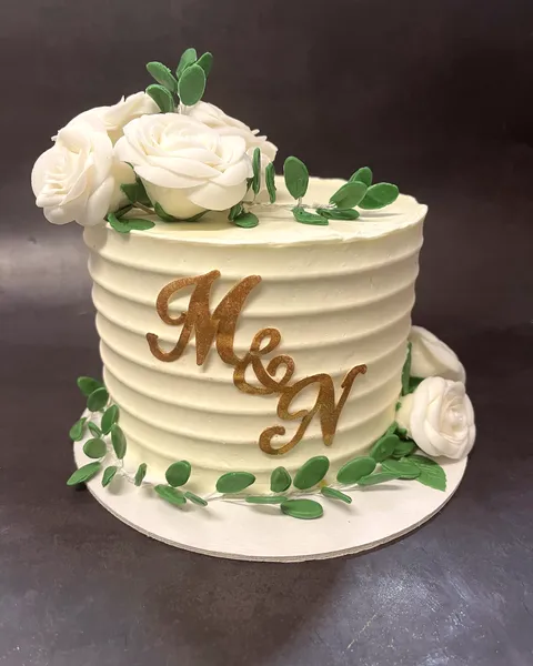 Tarta con iniciales y flores