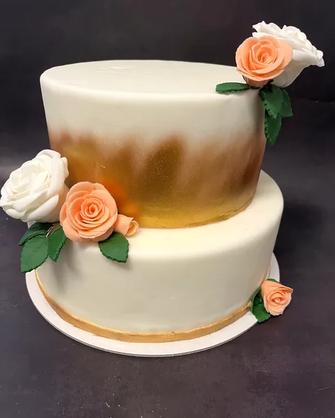 Tarta de dos pisos con flores