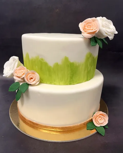 Tarta blanca con rosas y pincelada verde