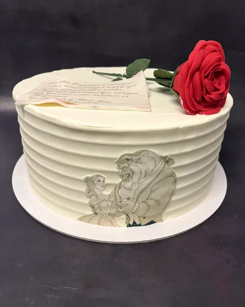 Tarta de La Bella y la Bestia con rosa roja