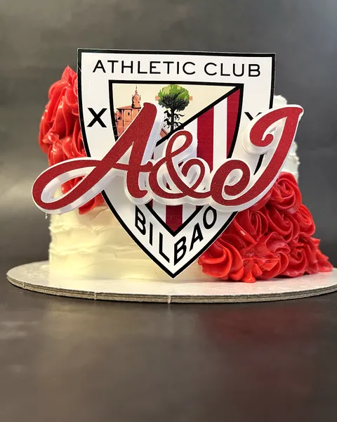 Tarta del Athletic Club con rosas rojas