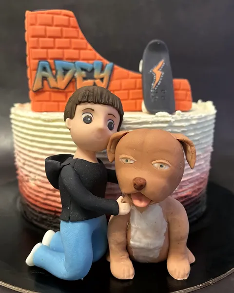 Chico con perro de fondant y muro de grafiti