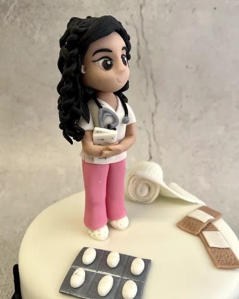 Sanitaria de fondant con fonendo y pastillas